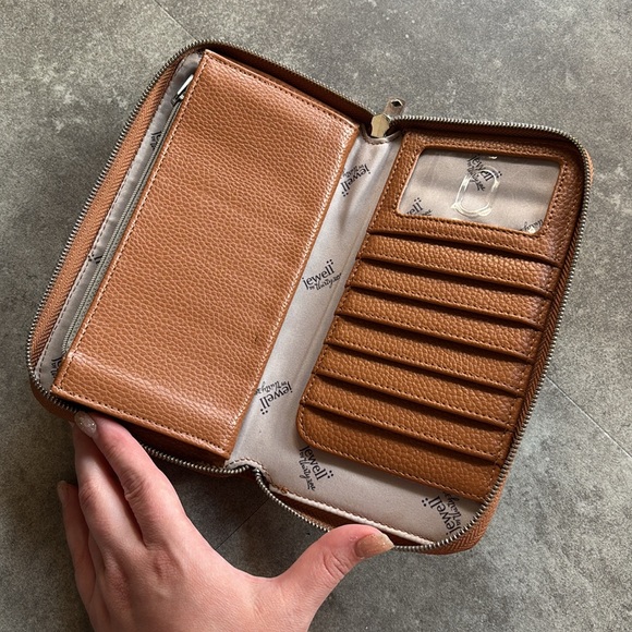 Jewell by Thirty-One Large Wallet w/ Wristlet, Caramel Pebble. Pre-owned. - Picture 2 of 4